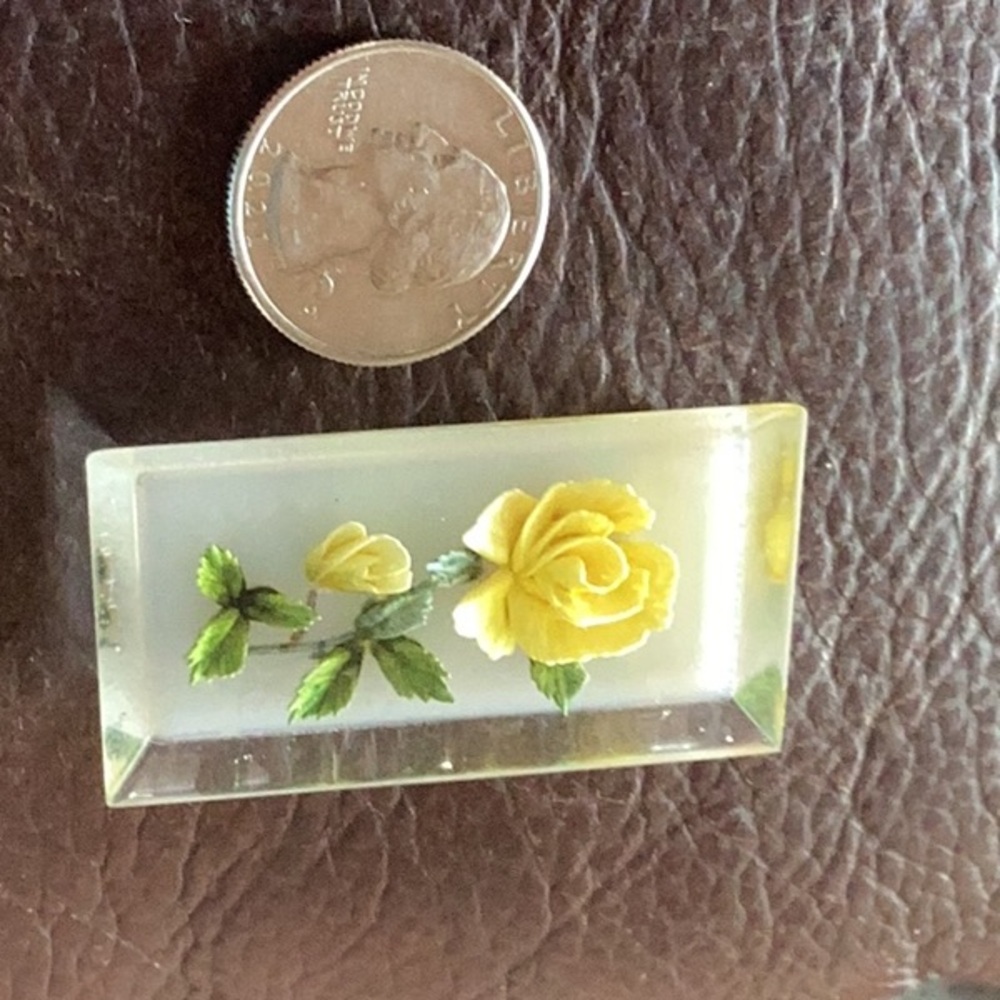 Lucite rose pin Brooch
Circa 1950
pin back with safety catch
good condition